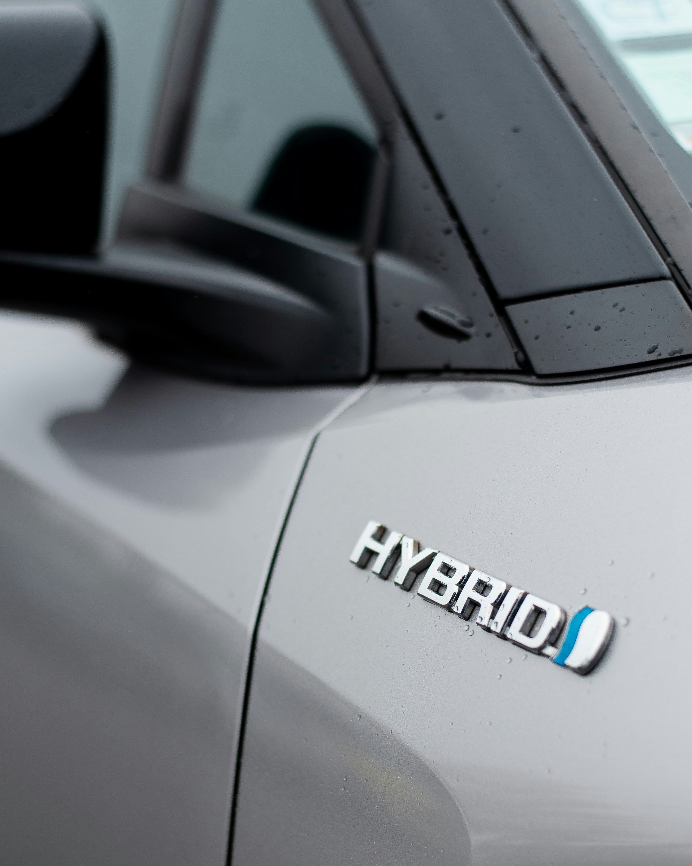 Badge Hybrid sur véhicule Toyota